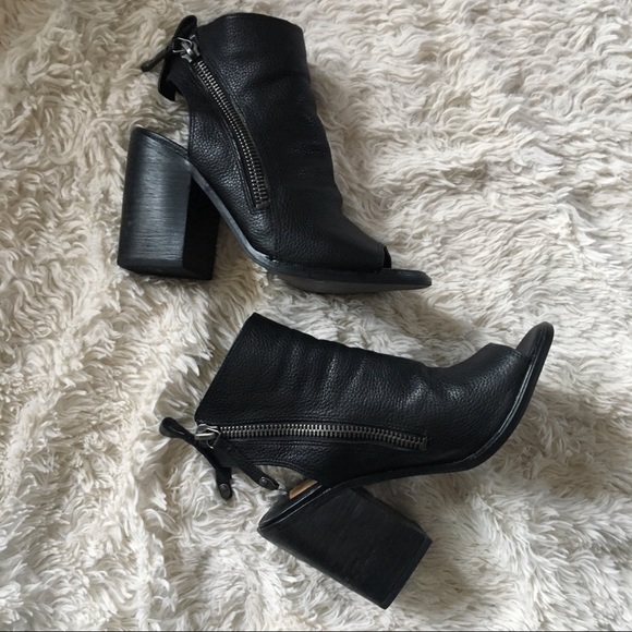 Dolce Vita Shoes - ❤️FINAL DROP❤️DOLCE VITA Port Peep Toe Booties
